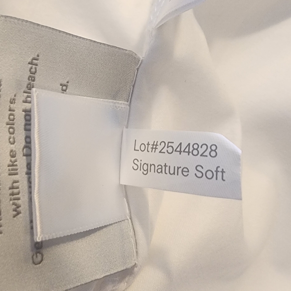 Luxurious Signature Hemmed Sheet Set - Classic White - Picture 3 of 6